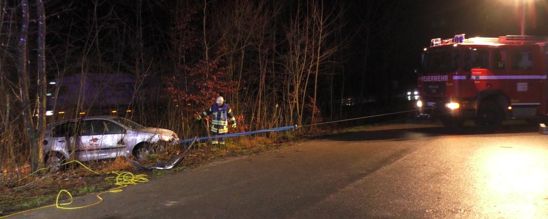 Auto wird aus dem Gebüsch gezogen