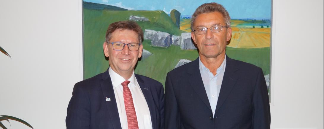 Das Bild zeigt Landrat Stefan Rößle mit Dr. Rainer Mainka