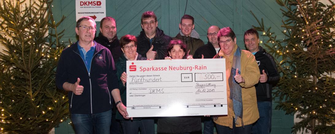 Das Bild zeigt die Spendenübergabe der Düinger Vereine an die DKMS in Bayerdilling.