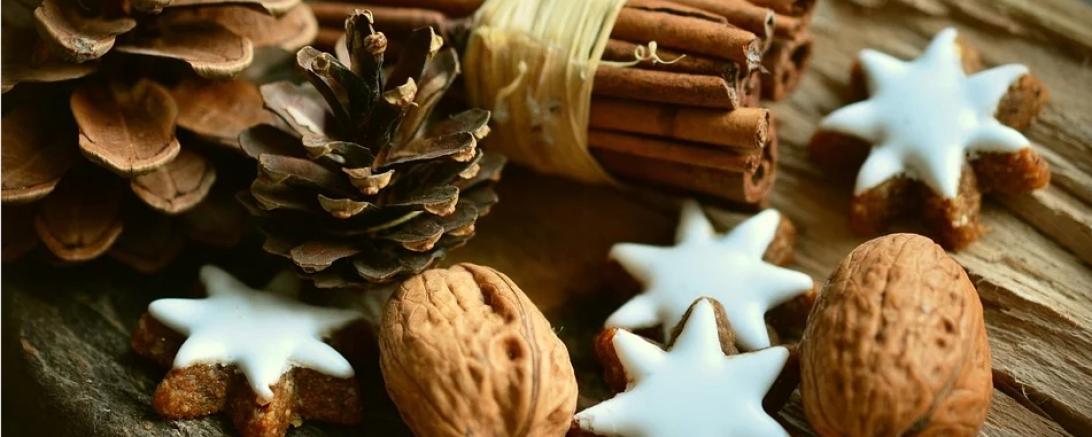 Das Bild zeigt Zimtstangen und Zimtsterne.