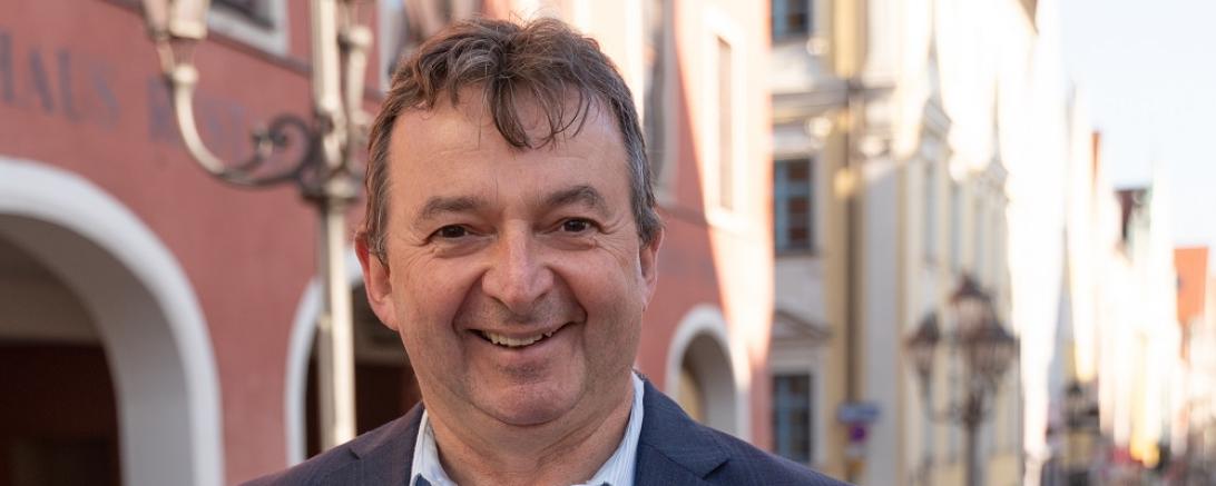 Das Bild zeigt Albert Riedelsheimer vor dem Tanzhaus in Donauwörth. 