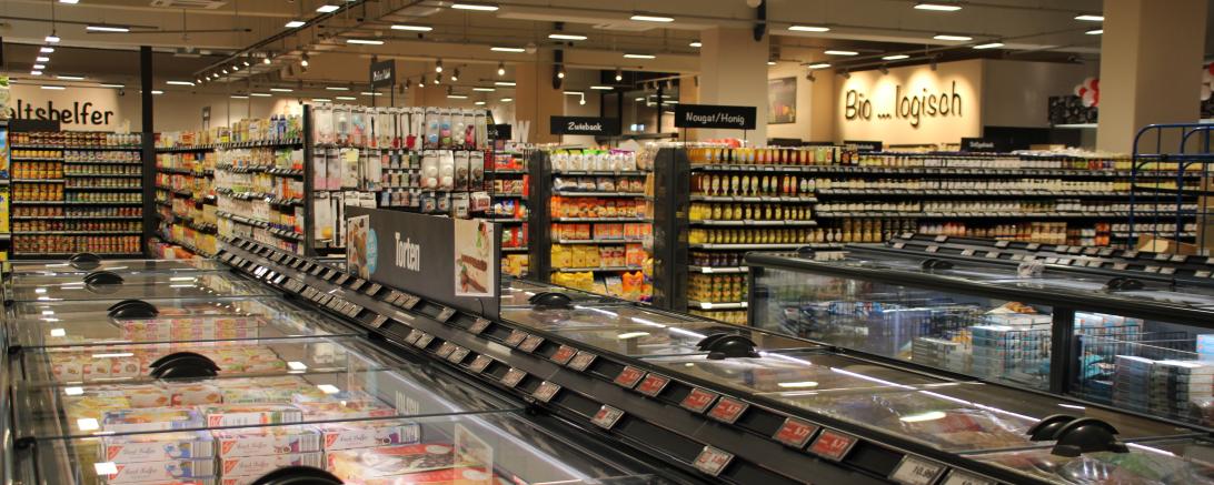 Regalreihen im neuen EDEKA-Markt in Nördlingen