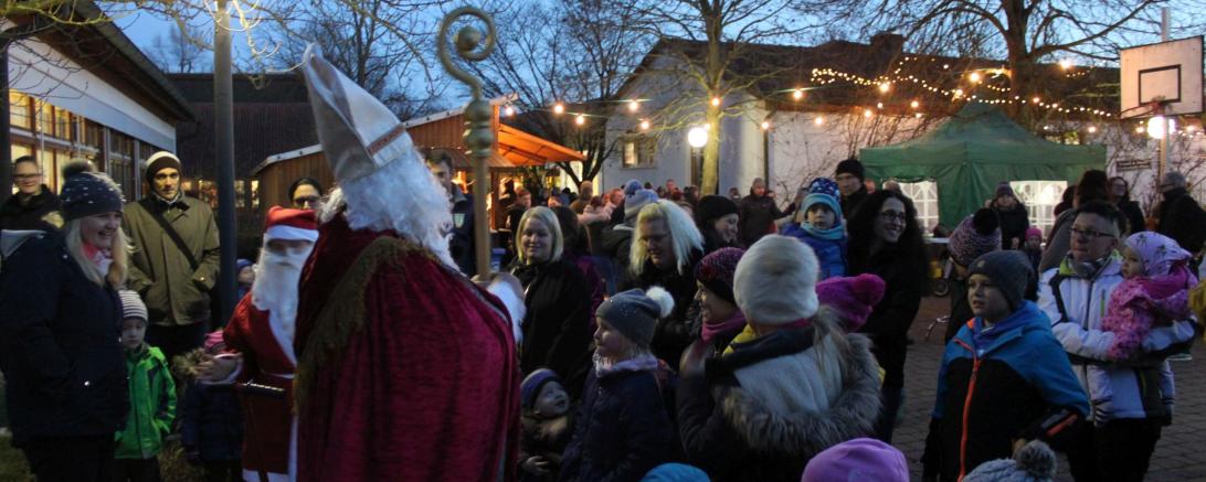Voller Ungeduld erwarteten die Kinder die Ankunft des Nikolauses auf dem Adventsmarkt der Hermann-Keßler-Schule der Lebenshilfe in Möttingen.