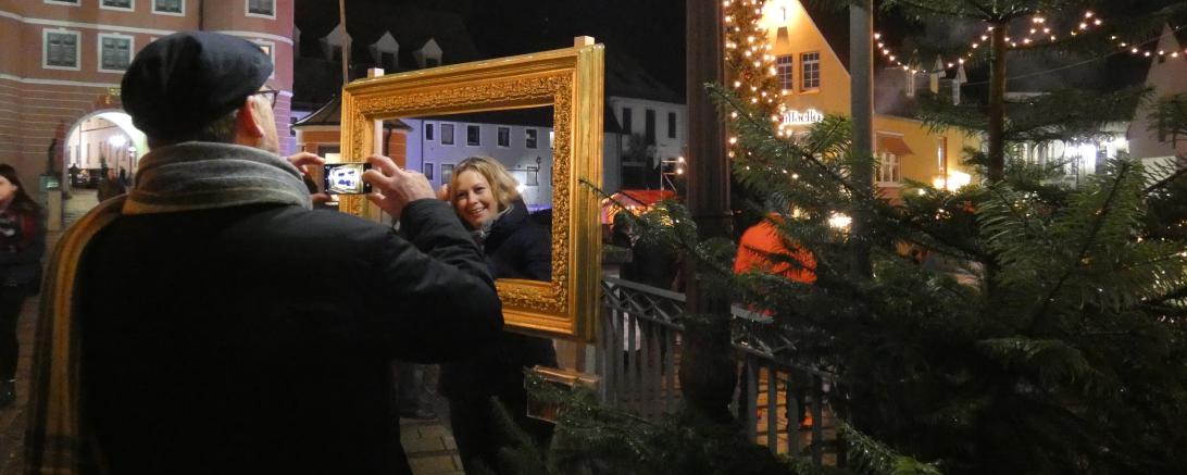 „Christbaumloben“ am Donauwörther Fischerplatz – Mit altem Brauch Preise gewinnen