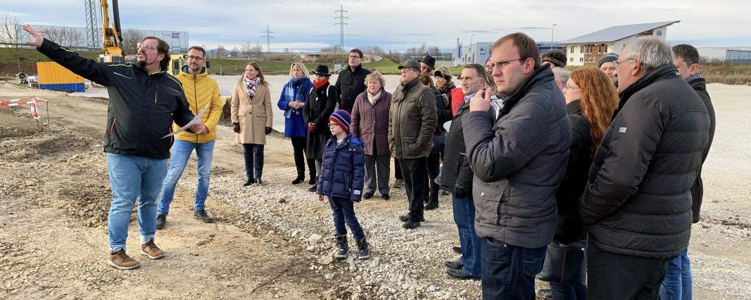 Die CSU Nördlingen und mehrere Gäste machte sich nun ein Bild vor Ort. Dr. Manfred Woidich, Leiter einer ansässigen archäologischen Grabungsfirma, referierte zunächst an der Baustelle der Firma Varta und später im Schlössle zu aktuellen Grabungen. 