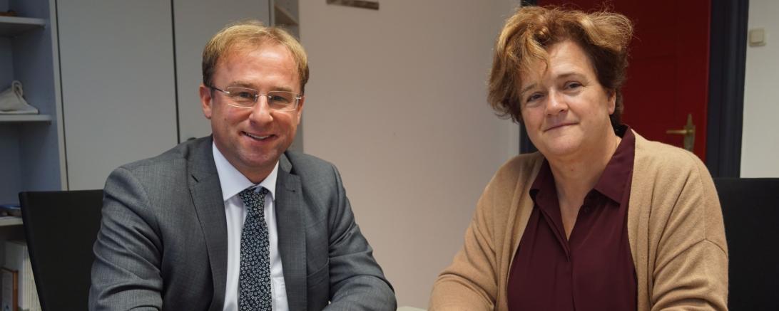 Unser Foto zeigt MdL Wolfgang Fackler im Austausch mit der neuen Leiterin des Amtes für Digitalisierung, Breitband und Vermessung in Donauwörth, Edith Breumair. 