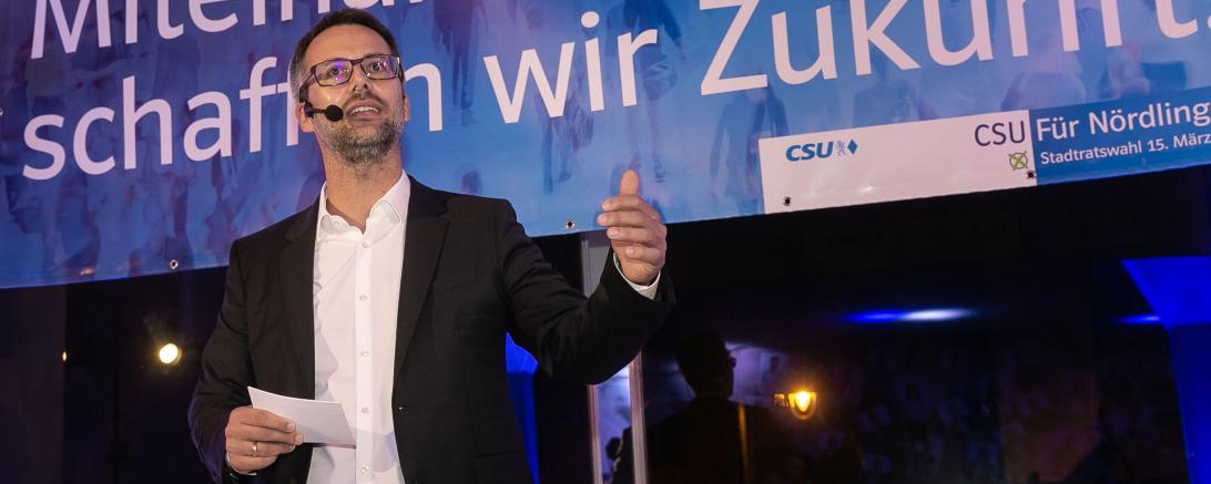 Steffen Höhn vor einem Banner der CSU Nördlingen