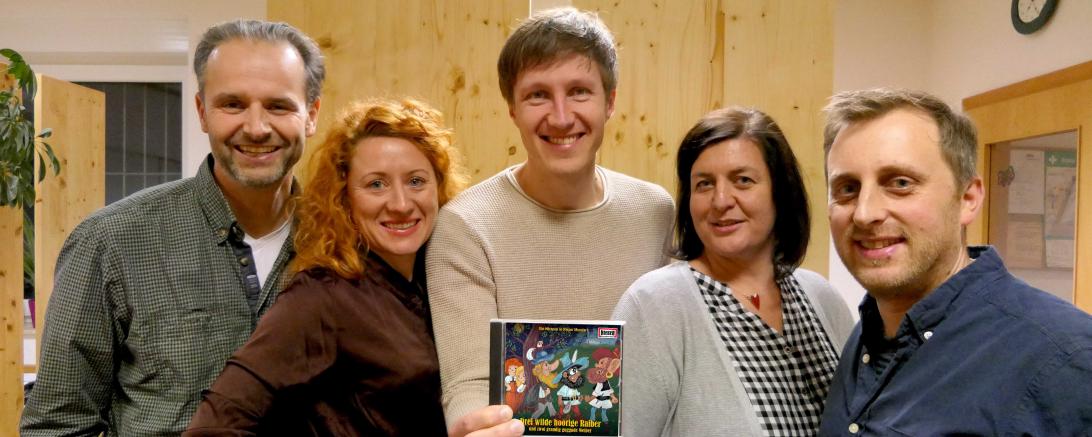 Das Hörspiel in Rieser Mundart ist ab 18.12.2019 im ausgewählten Einzelhandel erhältlich. Die Macher der Rieser Hörspielmanufaktur freuen sich (v.l.n.r.: Nico Jilka (Regie, Sprecher), Kerstin Hezner  (Sprecher), Florian Hager (Autor, Komponist, Sprecher), Andrea Beranek (Sprecher), Jürger Österlein (Autor, Sprecher, Komponist)