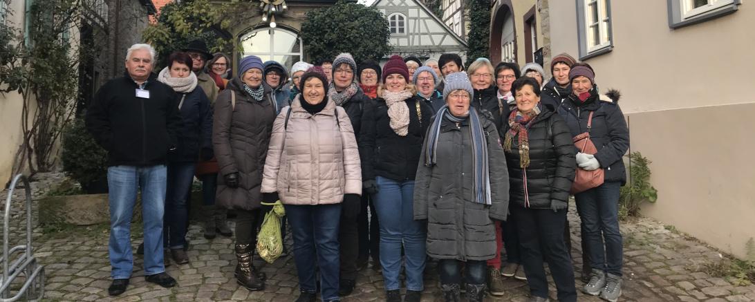 94 Landfrauen aus dem Donau-Ries-Kreis besuchten mit ihrer Kreisbäuerin Ruth Meißler den Altdeutschen Weihnachtsmarkt in  Bad Wimpfen. 