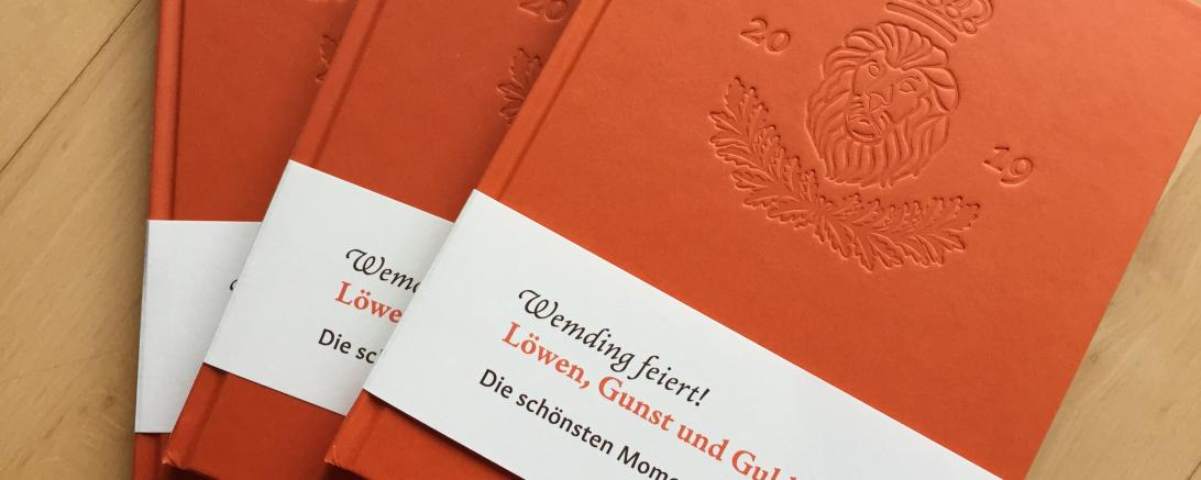 Das Bild zeigt das Nachlesebuch der Stadt Wemding.