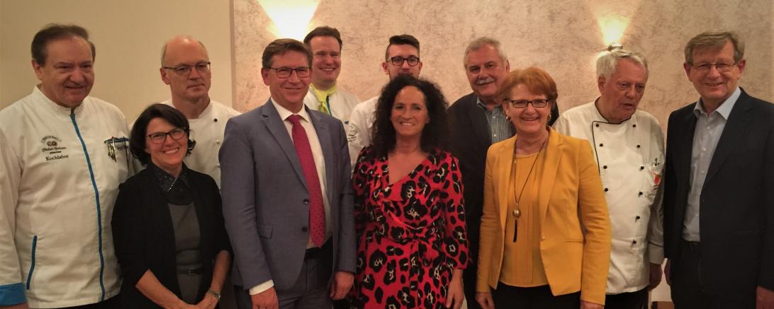 Auf dem Bild zu sehen: Die Akteure zur Gestaltung der Veranstaltung, mit Landrat Stefan Rößle und Bezirksrat Peter Schiele. 