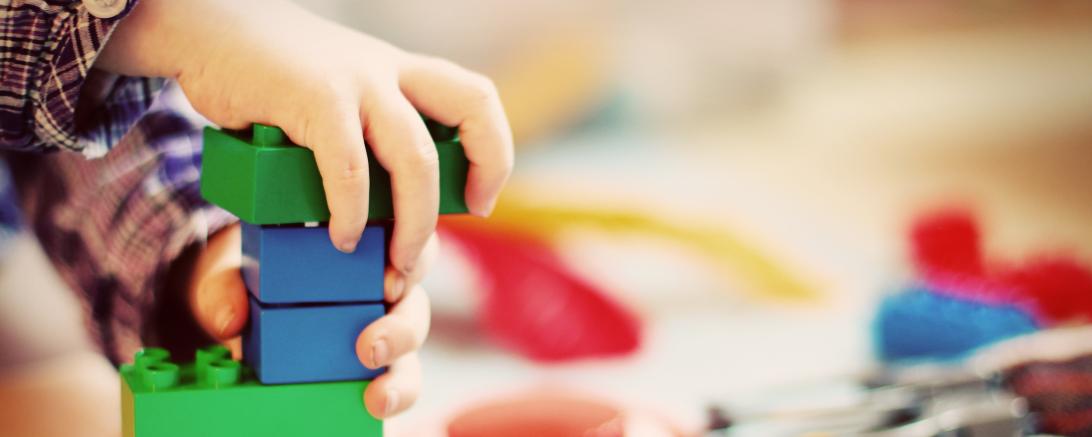 Kind spielt mit Bauklötzen