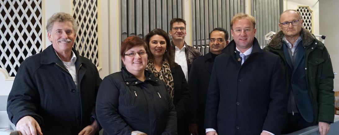 Die Katholischen Kuratiekirche St. Nikolaus in Wallerdorf wird statisch ertüchtigt und die Orgel restauriert. Über die Notwendigkeit der Maßnahme informierte sich MdL Wolfgang Fackler (Zweiter von rechts) mit (von links) Rains Bürgermeister Gerhard Martin, Mesnerin Monika Kröpfl, Anita Wittmeier, Kirchenpfleger Stefan Wittmeier, Pfarrer Dr. Abraham Vanchipura und Architekt Rainer Wilhelm. 