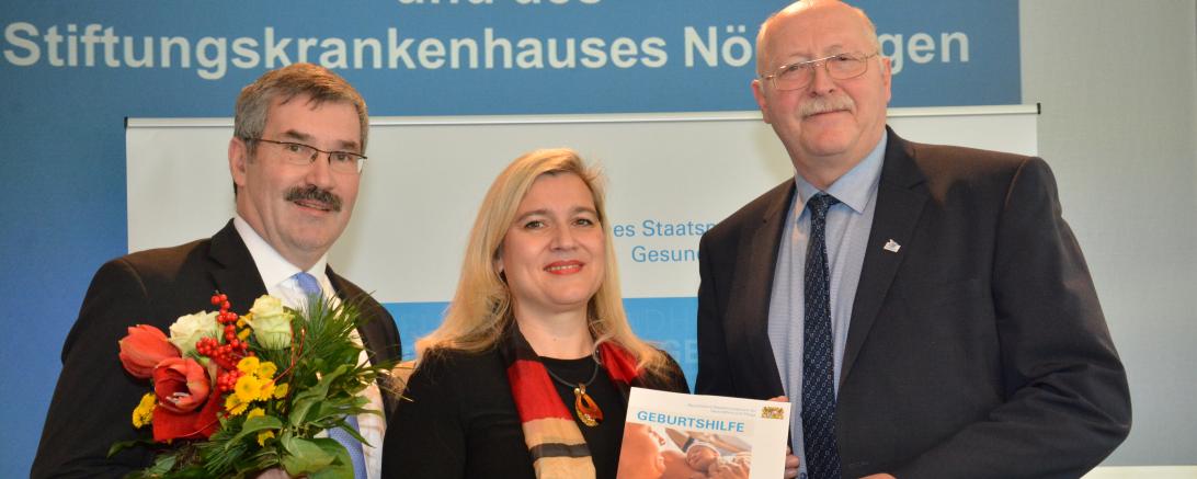 Das Bild zeigt Jürgen Busse (Vorstandsvorsitzender Klinik Donau-Ries), Ministerin Melanie Huml, stellvertredender Landrat Reinhold Bittner