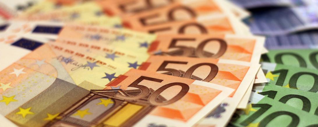 Das Bild zeigt Geldscheine.
