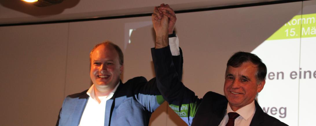 Konrad Müller und Günther Pfefferer strecken die Hand hoch