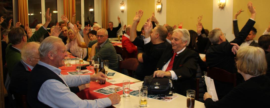 Personen stimmen bei Kandidatennominierung per Handzeichen ab