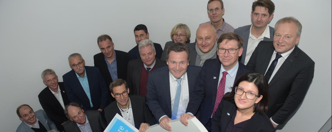 Vertreter aus Wirtschaft, Politik und der nordschwäbischen Gymnasien trafen sich auf Einladung der IHK zum Austausch bei der Firma Nosta in Höchstädt 