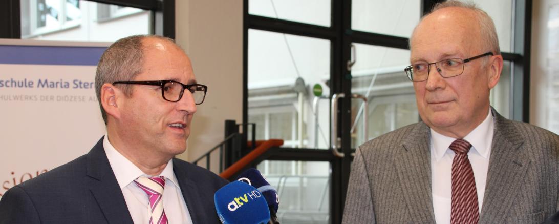 Peter Kosak und Thomas Möckel mit Mikrofonen