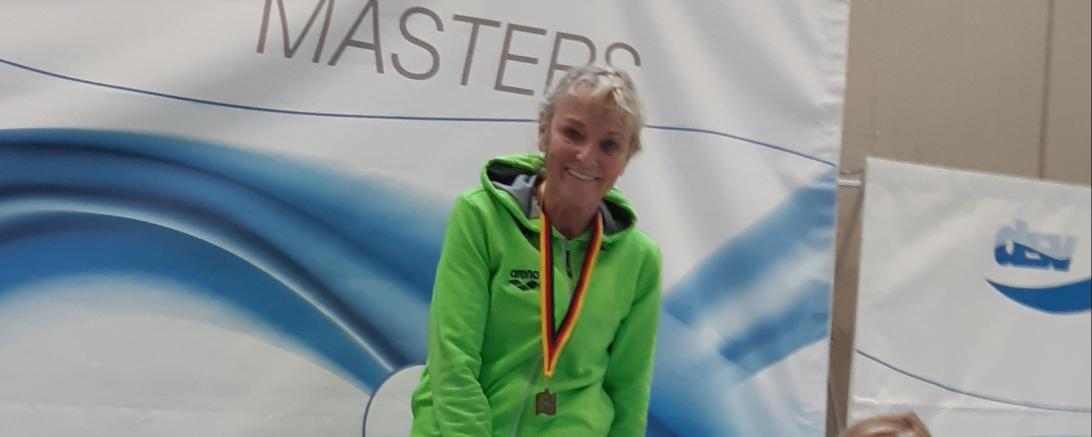 die Mastersschwimmerin Claudia Koch hat am vergangenen Wochenende Gold über 200m Lagen bei den Deutschen Kurzbahnmeisterschaften in Freiburg geholt.