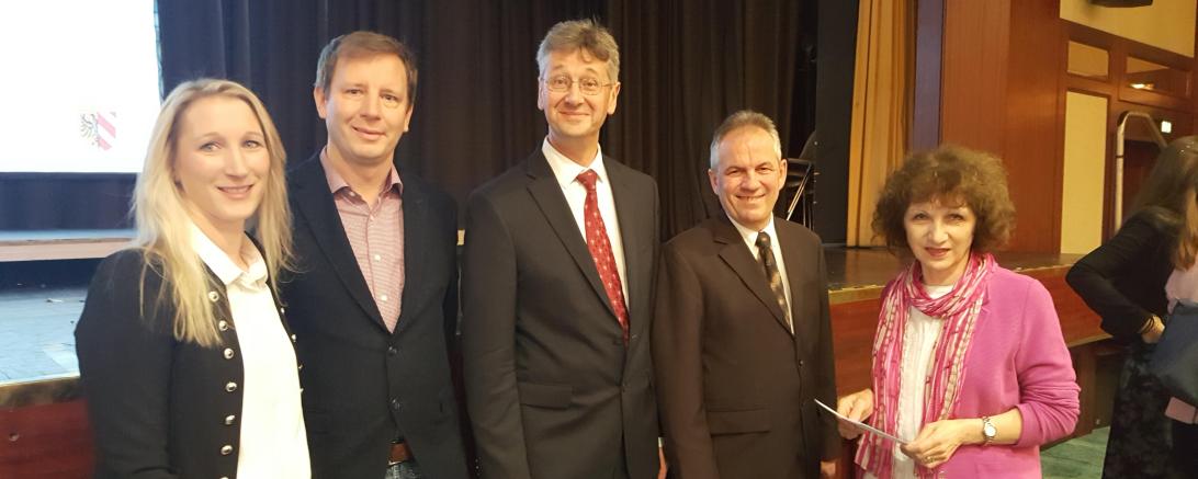 Der Delegierte des bpv Thomas Abele (2.v.l.) neben dem bayerischen Staatsminister für Kultus und Unterricht, Prof. Dr. Michael Piazolo, und weiteren Delegierten.