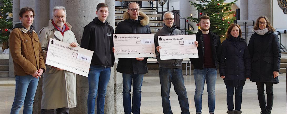 Jonathan Bibl (Schüler des THG), Roland Neumann („Jambozuri“), Michael Stolch (Schüler des THG), Martin Stumpf („Vier Steine für Afrika“), Matthias Schwarz („Aidswaisen“), Paul Wagner (Teilnehmer des P-Seminars UNESCO), Daniela Vogler (UNESCO-Beauftragte des THG) und Andrea Wolf (Fachschaft Religion)