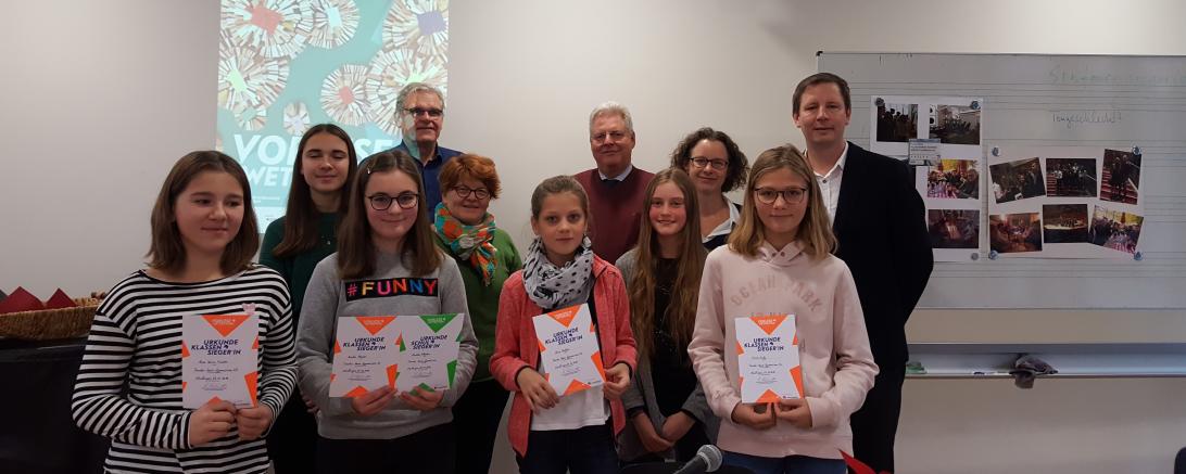 Auf dem Foto (vorne von links) die vier Klassensiegerinnen, Anna Marie Fischer, Amelie Kloster (Schulsiegerin), Clara Meißler und Emma Enßle, vor der Jury.