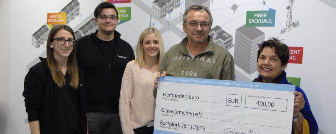 Elisabeth Baumgärtner, Simon Reil und Nicole Dunz (Vertreter der JAV der Firma Andrew), Gerhard Müller (Vertreter des Betriebsrates Fa. Andrew) und Vorsitzende der Glühwürmchen e. V. Rosmarie Schweyer. 