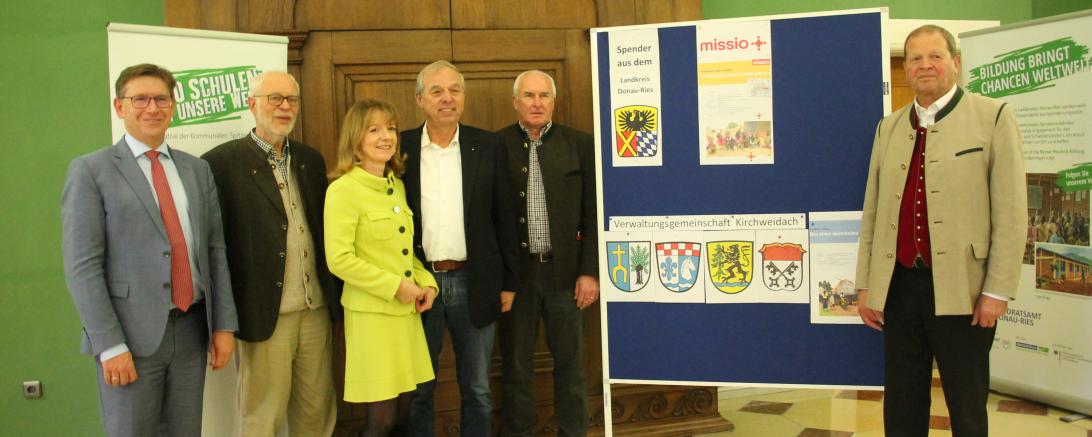 Landrat Stefan Rößle, Günther Datz (Vertreter Gemeinde Feichten), Ehepaar Gertrud und Josef Schmidt, Leo Feichtner (2. Bürgermeister Halsbach) und Sepp Rottenaicher (1. Bürgermeister Halsbach)