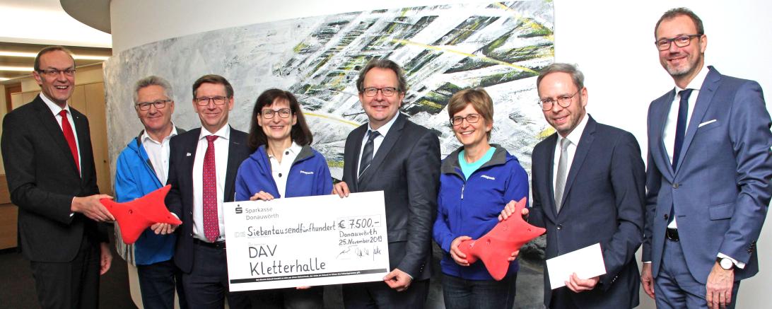 Über die Zuwendung freuen sich von links Sparkassendirektor Johann Natzer, Stefan Leinfelder (DAVEhrenvorsitzender), Landrat Stefan Rößle, DAV-Vorsitzende Claudia Reichenbacher, Oberbürgermeister Armin Neudert, Katja Bäcker (stellvertretende Vorsitzende und Kletterhallenleitung), Schatzmeister Werner Jäntsch sowie Sparkassendirektor Michael Scholz. Auf dem Bild fehlt Projektleiter Michael Hesselt (Beisitzer).
