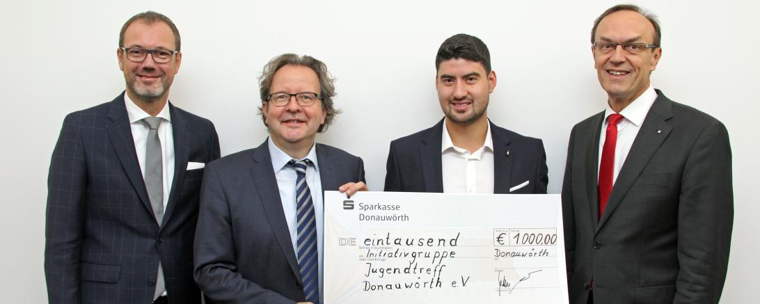Unser Bild zeigt die symbolische Scheckübergabe mit Sparkassendirektor Michael Scholz, Oberbürgermeister Armin Neudert und Sparkassendirektor Johann Natzer an den Vorsitzenden der Initiativgruppe Jugendtreff Donauwörth, Sebastian Heckl.
