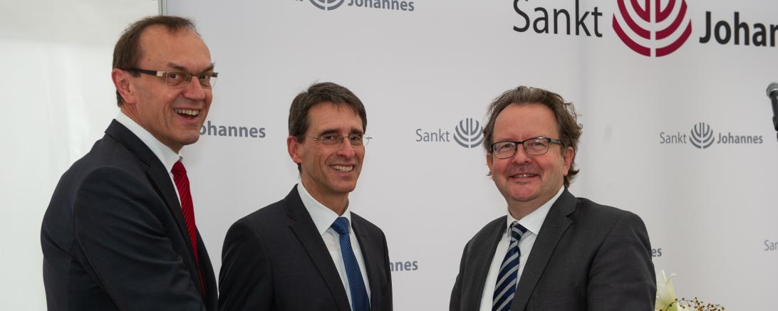 Für die neugeschaffenen Angebote überreichten Sparkassendirektor Johann Natzer (links) und Oberbürgermeister Armin Neudert (rechts) eine Spende der Sparkasse Donauwörth in Höhe von 1.000 Euro an den Direktor der Stiftung Sankt Johannes, Robert Freiberger.