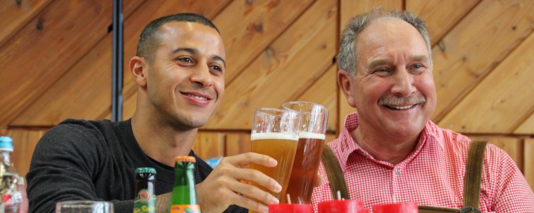 Thiago Alcantara und Erhard Witt mit Weißbier