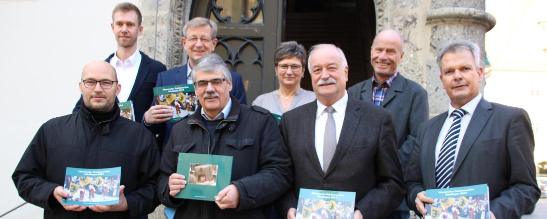 Stadtmauerfestteam präsentiert das Buch zum Fest 2019
