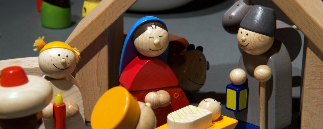Weihnachtskrippe mit Holzfiguren
