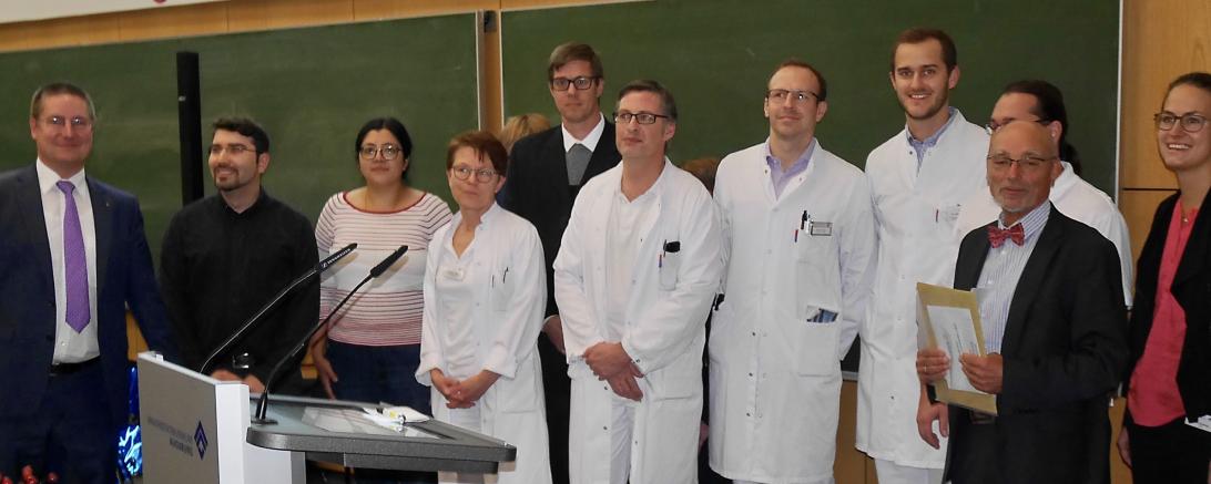 Die Stiftungs-Vorstände Dr. Alexander Baur (links) und Günther Treimer (2. von rechts) übergaben an junge Mediziner vom Uniklinikum Augsburg die Dr. Wolfbauer- Stiftungspreise, die auch 2019 wieder mit 15.000 Euro honoriert wurden.