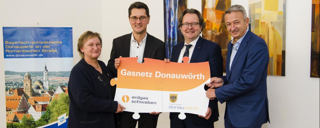 Das Bild zeigt von links: Gertrud Hammer, Werkleiterin der Stadtwerke Donauwörth; Markus Last, Sprecher der Geschäftsführung erdgas schwaben; Donauwörths Oberbürgermeister Armin Neudert und Uwe Sommer, Geschäftsführer Gasnetz Donauwörth.