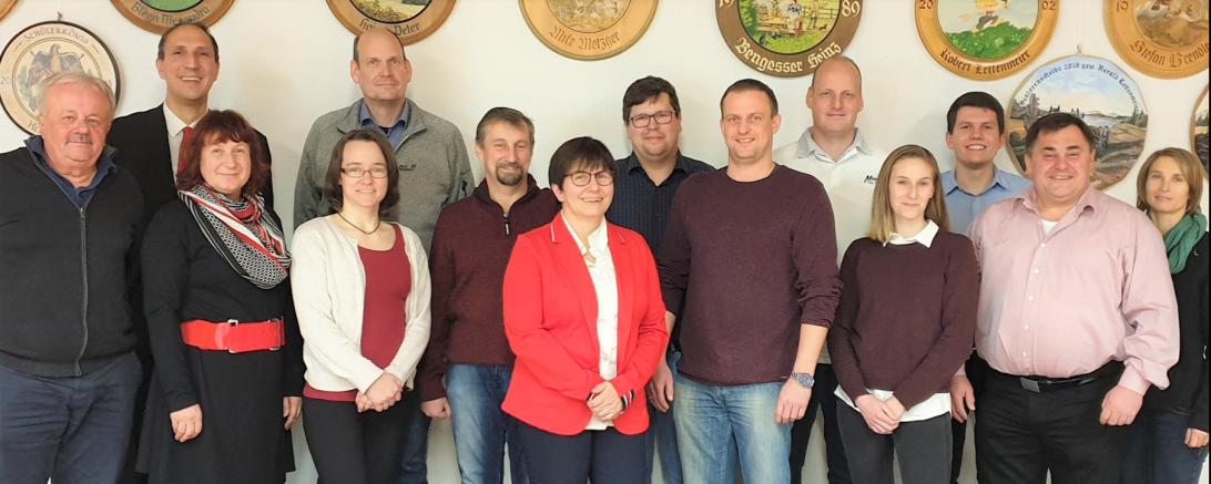 Auf dem Bild sind zu sehen von links: Gerhard Hoffmann, Christoph Schmid, Manuela Martin, Sabrina Sommer, Arno Trautsch, Martin Strasser, Sonja Gernhäuser-Weng, Christoph Röttinger, Dieter Dotzauer, Kai Specker, Michelle Grieb, Robert Weng, Kurt Bühlmeier, Bianca Biller. 