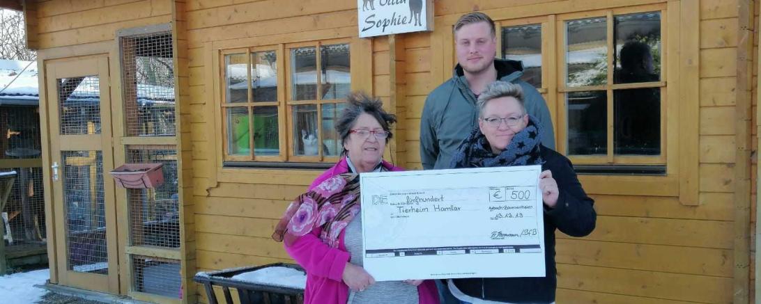 Auf dem Bild zu sehen (von links): Tierheimleiterin Sonja Hoffmeister, 2.Vorstand Benjamin Baumann und Beisitzerin Andrea 