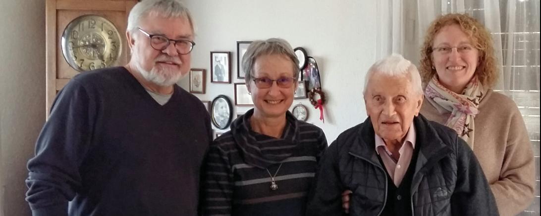 Die Chorleitung (Elke und Kurt Moll) sowie ein Vorstand (Heike Schmieg) der Chorgemeinschaft Nördlingen e.V. gratulierten ihrem ältesten Mitglied Georg Schweda zum 99. Geburtstag mit einem gemeinsamen Lied.