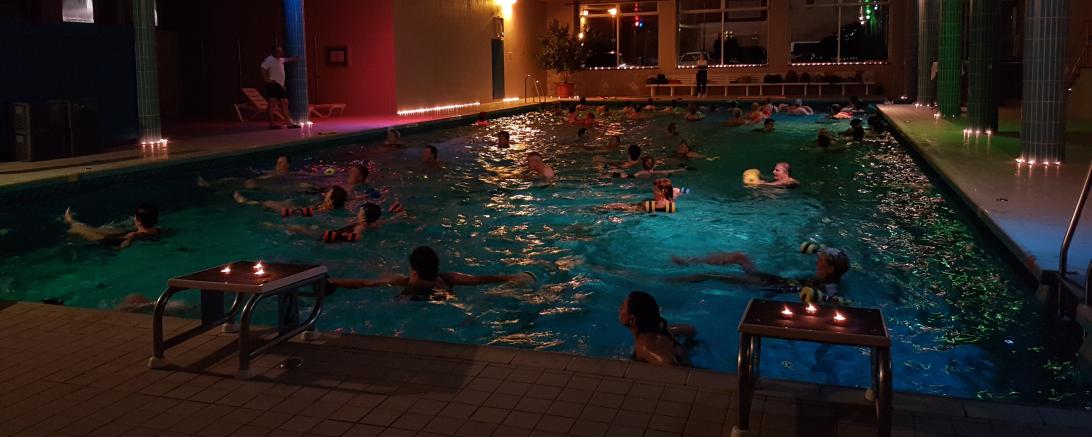 Das Bild zeigt die Lichternacht im städtischen Hallenbad in Nördlingen.