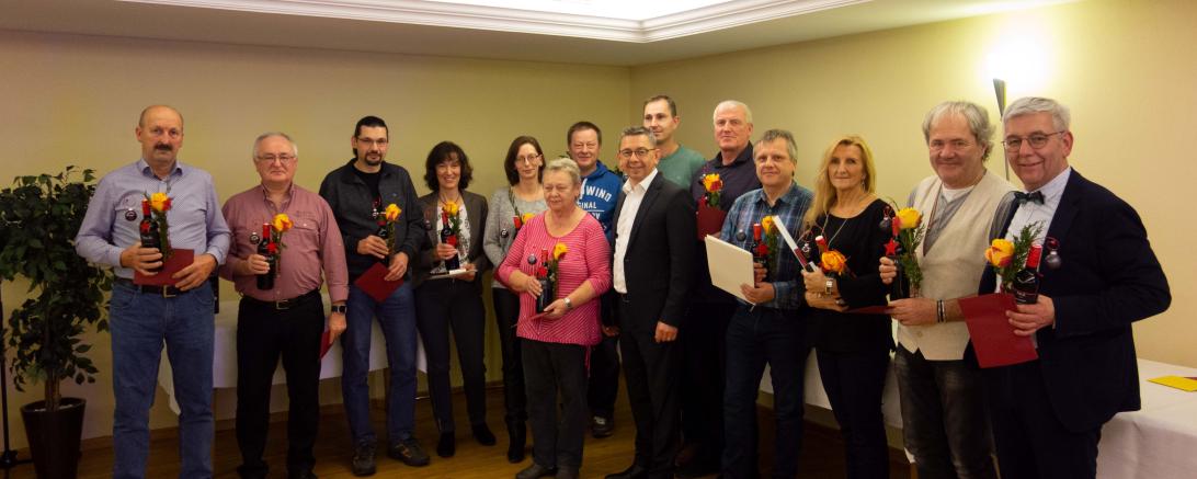 Folgende Mitarbeiter zählen zu den Jubilaren aus dem Jahr 2019 (von links): Richard Faaß (50 Jahre und Verabschiedung in den Ruhestand), Helmut Hahnemann (40 Jahre und Verabschiedung in den Ruhestand), Stefan Eireiner (30 Jahre), Carola Springer (25 Jahre), Nicole Härtle (20 Jahre), Theresia Mielich (40 Jahre), Erwin Schröppel (10 Jahre), Dieter Lessmann (Geschäftsführer), Michael Jaumann (10 Jahre), Markus Heindel (10 Jahre), Roland Gröner (25 Jahre), Mirjana Ibraimi (25 Jahre), Wolfgang Zapke (30 Jahre), 