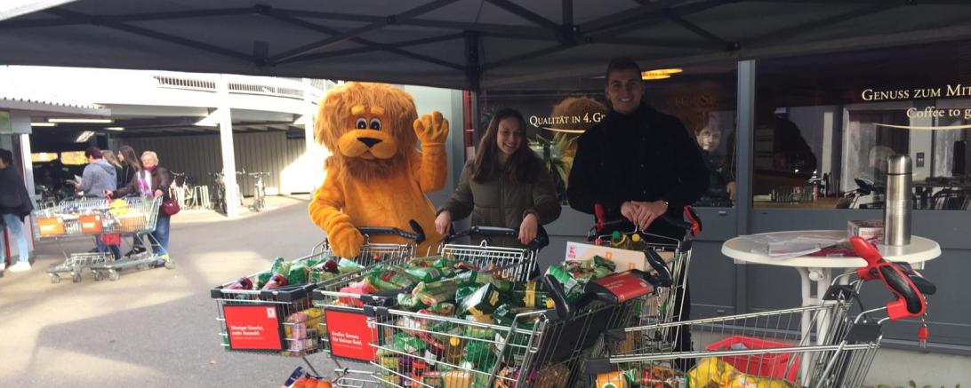 Typisch Leo-Club Donauwörth: Vor Supermärkten Sachspenden sammeln, die an die Tafel Donauwörth weitergeleitet werden. Immer wieder veranstalten die Leos eine solche Ein-Teil-Mehr-Aktion und helfen so weniger begünstigten Menschen aus der Region.