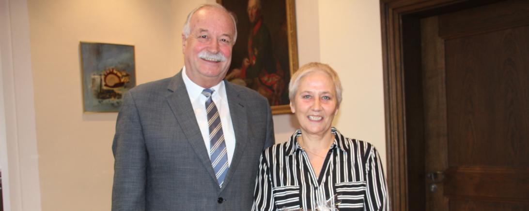 Das Bild zeigt von links: Oberbürgermeister Hermann Faul mit Elke Meyer
