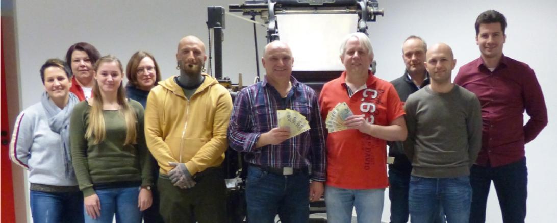 Das Bild zeigt die Betriebsräte mit dem Reinerlös der Aktion.