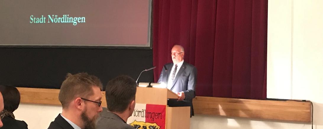 Das Bild zeigt die Bürgerversammlung der Stadt Nördlingen.