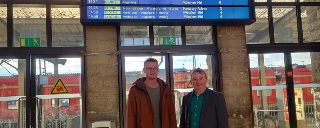 Das Bild zeigt OB-Kandidat Albert Riedelsheimer und Vorstandsmitglied der Grünen Jugend Donau-Ries Simon Natzer am Donauwörther Bahnhof.