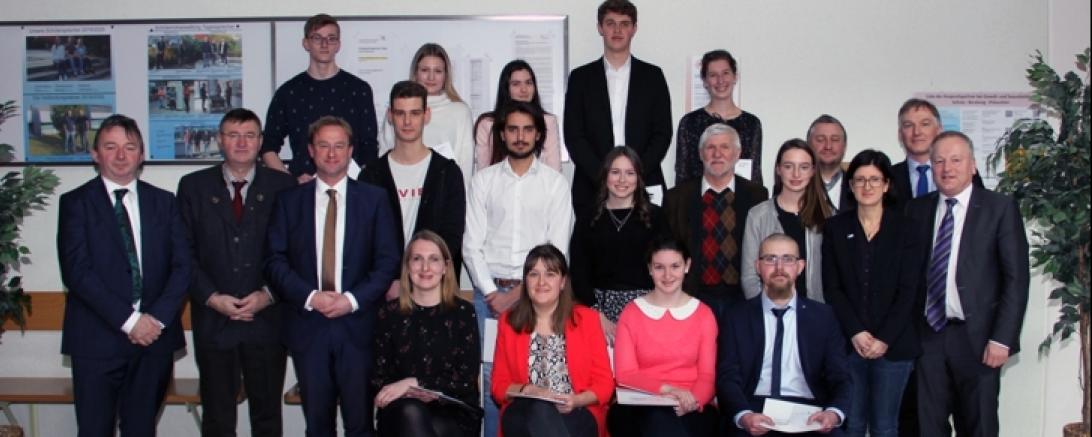 Das Bild zeigt die Berufsbesten der Ludwig-Bölkow-Berufsschule.