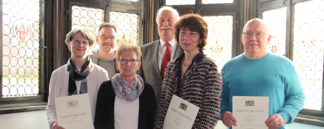 Vorne von links: Rosemarie Lauda, Gisela Randler, Hilde Römer und Rudi Mannke; Hinten von links: Thomas Reulein und Oberbürgermeister Hermann Faul