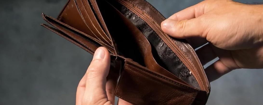 Das Bild zeigt eine leere Geldbörse.